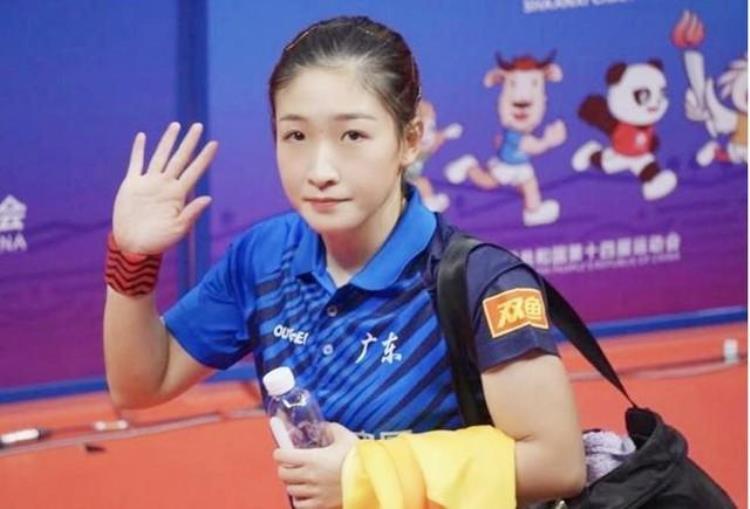奥运冠军马琳现状「42岁奥运冠军马琳近况二婚妻子似20岁少女儿子庆生照俏皮可爱」