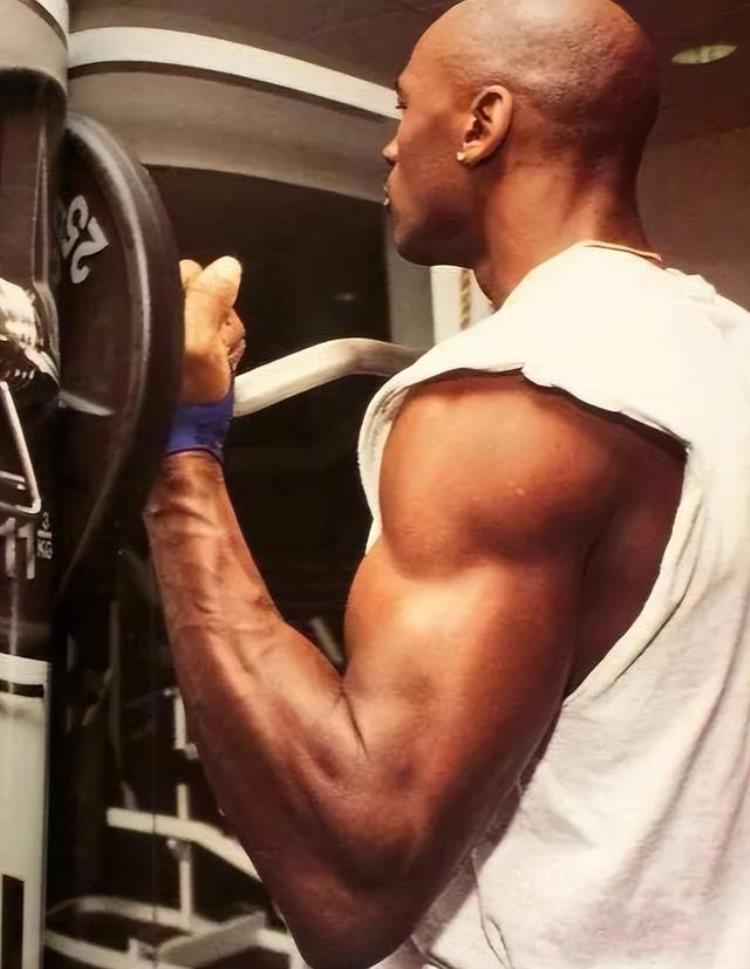 乔丹的肌肉有多发达「乔丹肌肉有多夸张手臂比马龙都粗壮小腿肌肉如刀刻」