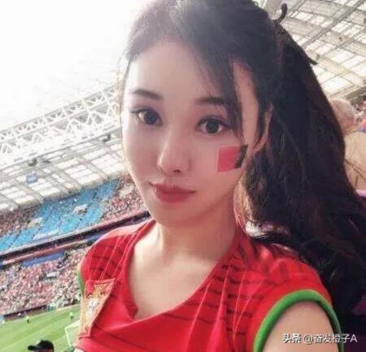 世界杯女球迷漂亮画面「世界杯很精彩赛场外的那些高颜值女球迷更是一道靓丽的风景线」