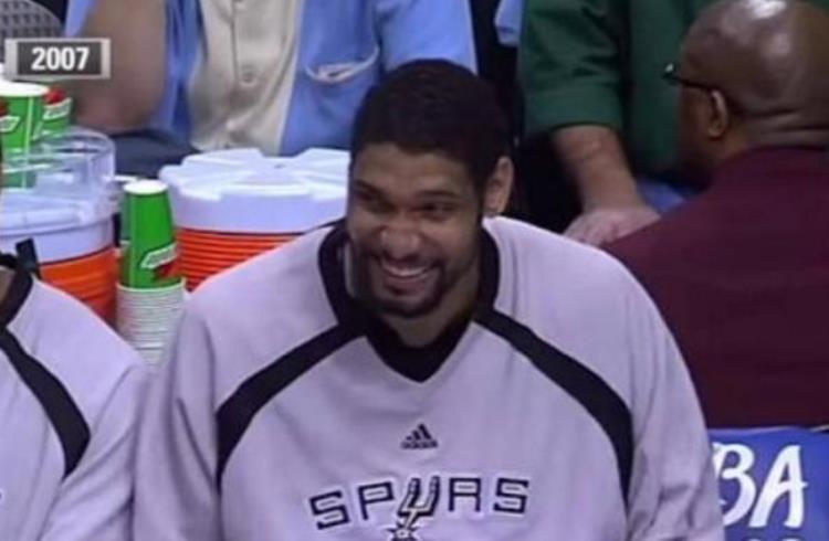 把邓肯罚出场的裁判「为何NBA球员不敢殴打裁判当初邓肯笑了一下直接被驱逐出场」