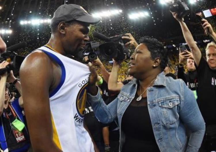 nba场边座位价格「NBA场边的位置哪些名人在坐场边的票价要10万吗」