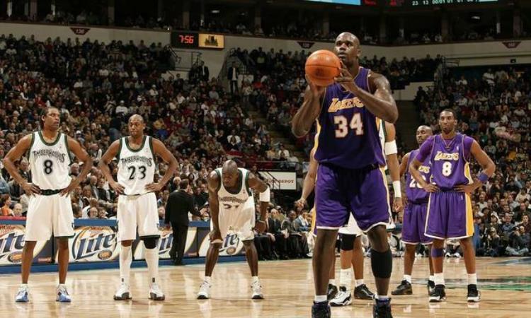 罚篮时,球接触篮筐后罚篮队员才能越过罚球线抢篮板球「NBA球员罚球时第一罚也不用抢篮板为何还要在两边站球员」