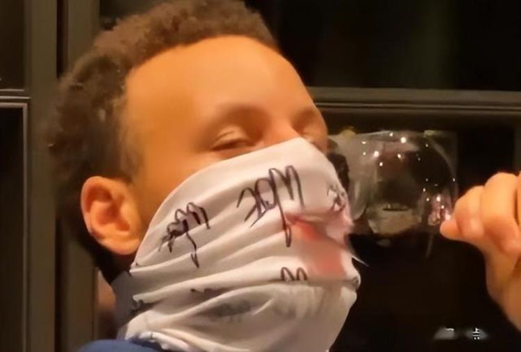nba球员喝的水「NBA巨人如何喝水姚明把矿泉水喝成口服液杜兰特隔着毛巾喝」