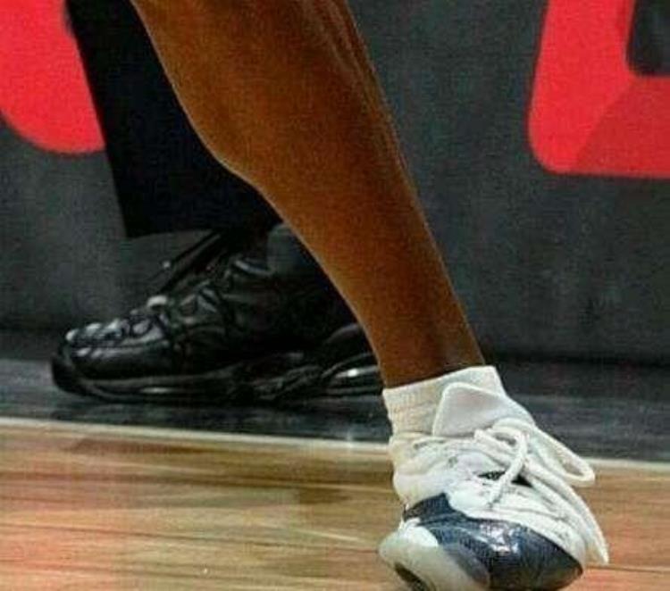 NBA小细节蕴含大智慧扶队友起来学问多击掌也包含科学道理