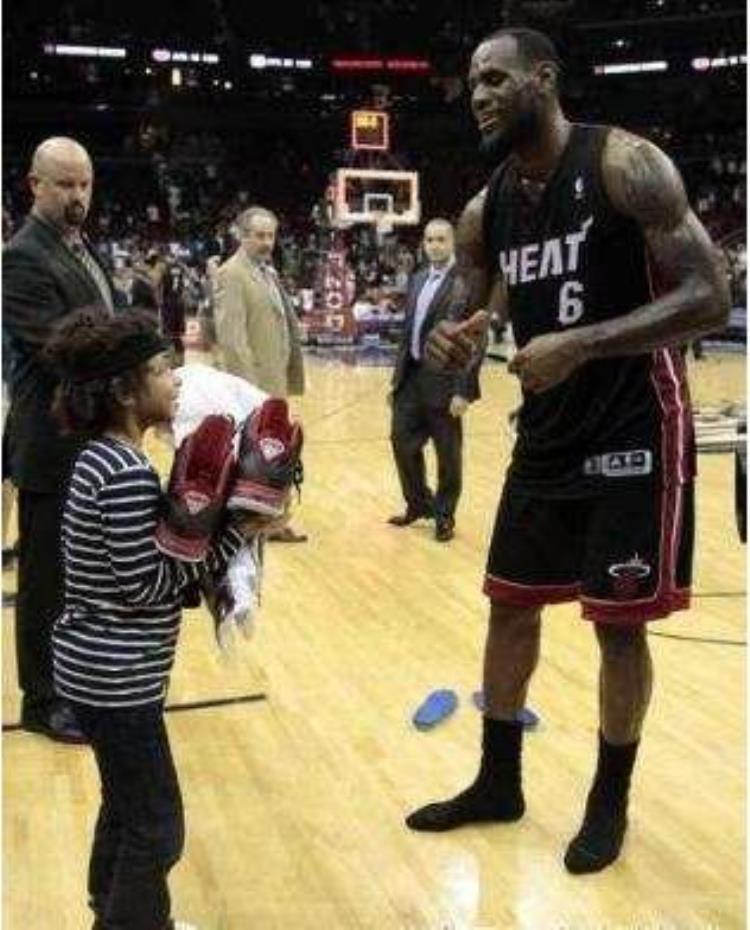 nba球星的鞋垫有多贵「NBA球员的装备有多贵篮球比iphone6还贵鞋垫比球鞋贵上万」