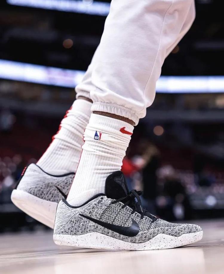 NBA球员上脚哈登穿1号球衣阿姆的AJ3很帅气