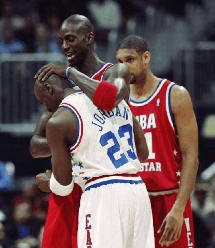 被邓肯摸秃顶的球员「NBA摸头狂人邓肯摸秃马努排第一联盟没有加内特不敢摸的头」