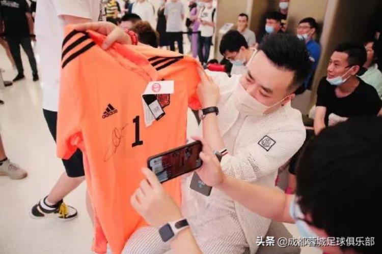 蓉城球迷福利送FIFA足球世界高校赛观赛门票赢球星签名球衣