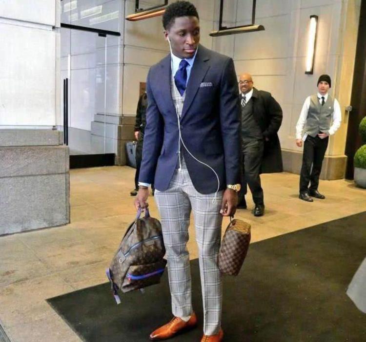 nba打客场住什么酒店「身材高大的NBA球员他们打客场比赛的时候是怎样住酒店的」