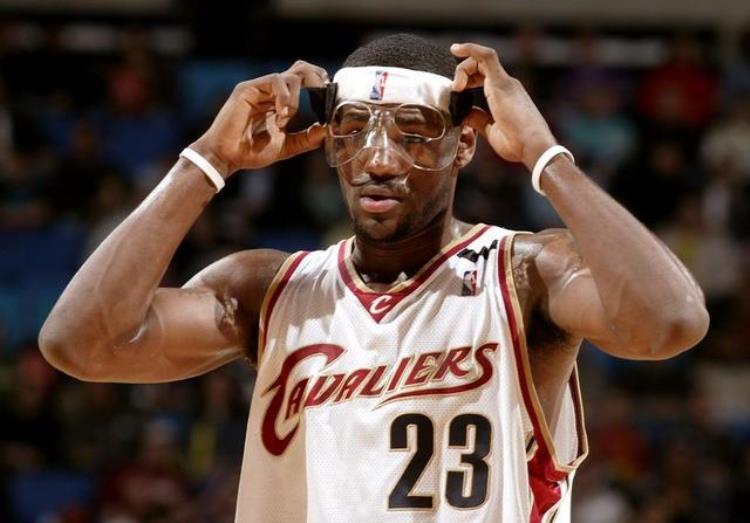 nba球星的鞋垫有多贵「NBA球员的装备有多贵篮球比iphone6还贵鞋垫比球鞋贵上万」