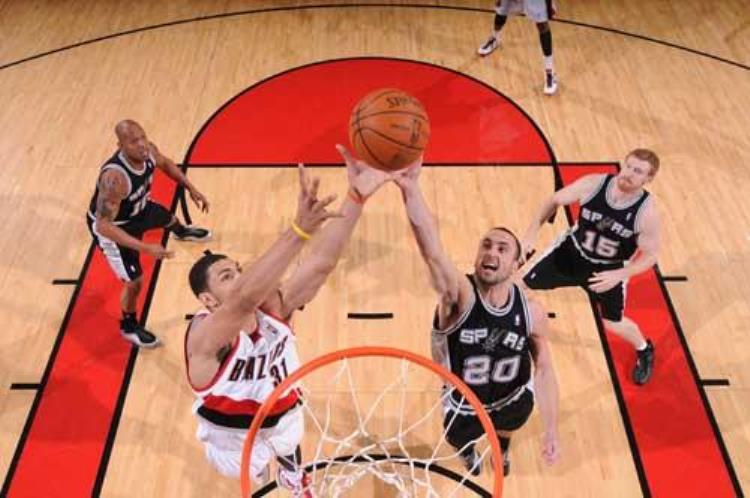 罚篮时,球接触篮筐后罚篮队员才能越过罚球线抢篮板球「NBA球员罚球时第一罚也不用抢篮板为何还要在两边站球员」