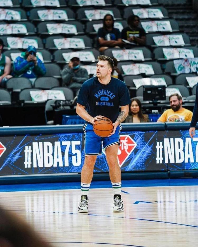 aj4阿姆1.5亿「市价20W的阿姆AJ4惊现NBA赛场网友不愧是他」