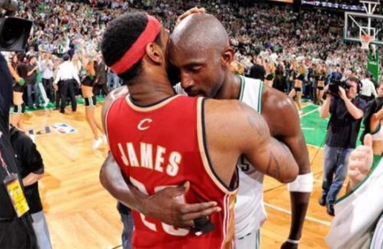 NBA球员赛后拥抱都说啥邓肯詹姆斯你很强谢谢你给我冠军