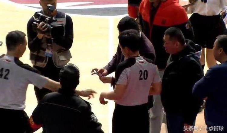 王治郅告诉你NBA到底有多专业全球就NBA用这样的材质制作篮球