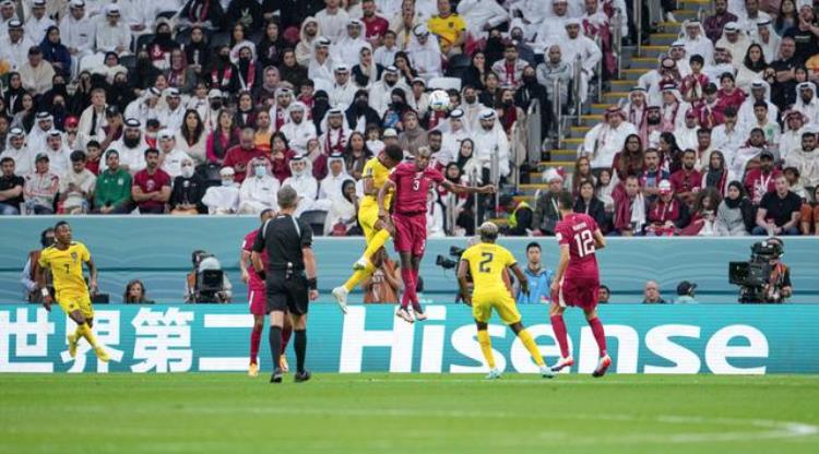 世界杯揭幕战上演欢乐时刻裁判助卡塔尔化解危机的走位逗笑解说