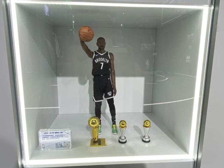 詹姆斯球鞋收藏价值「NBA展台藏品价值不菲詹姆斯一双战靴要近25万元|进博进行时」
