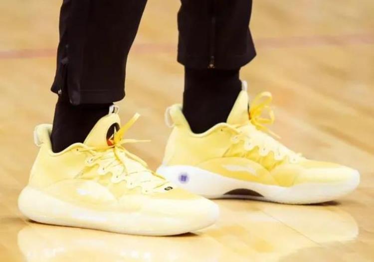 詹姆斯穿aj1「NBA球员上脚哈登穿1号球衣阿姆的AJ3很帅气」