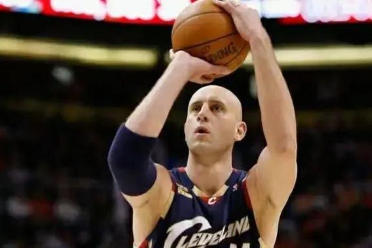 姚明的身高在巨人当中排名多少「姚明高居榜首奥尼尔未上榜盘点NBA身高220CM以上的10大长人」