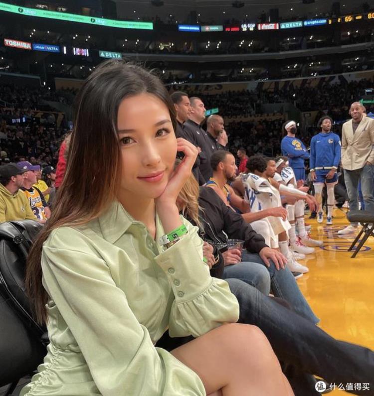 多次出现在湖人替补席位号称最美女詹蜜的金兜兜看球穿什么