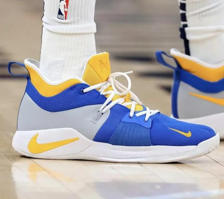 詹姆斯穿aj1「NBA球员上脚哈登穿1号球衣阿姆的AJ3很帅气」