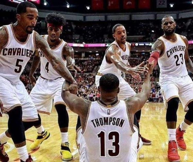 NBA小细节蕴含大智慧扶队友起来学问多击掌也包含科学道理