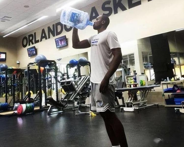 nba球员喝的水「NBA巨人如何喝水姚明把矿泉水喝成口服液杜兰特隔着毛巾喝」