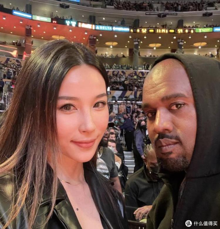 多次出现在湖人替补席位号称最美女詹蜜的金兜兜看球穿什么