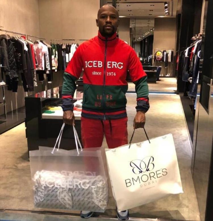 nba球星金链子「看NBA戴396万金链子私下过着国王般的生活有钱到流泪」