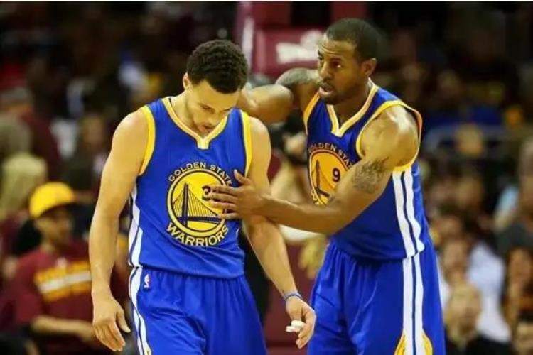 被邓肯摸秃顶的球员「NBA摸头狂人邓肯摸秃马努排第一联盟没有加内特不敢摸的头」