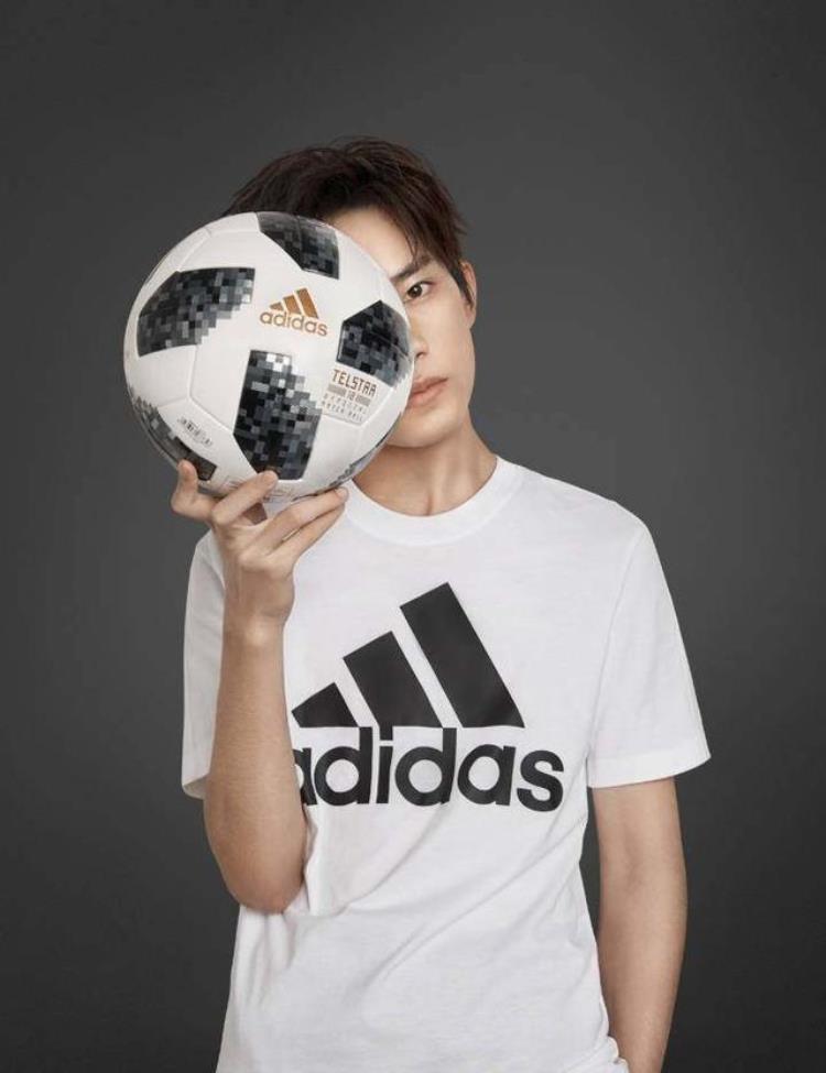 易烊千玺玩转足球助力世界杯运动少年性感诱人眼神还凝视粉丝