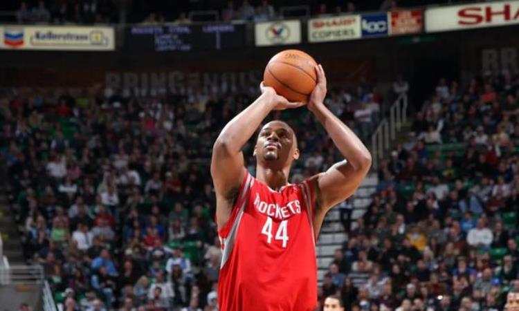 罚球怪异的传奇生涯从落选秀到被人熟知NBA最矮的首发中锋