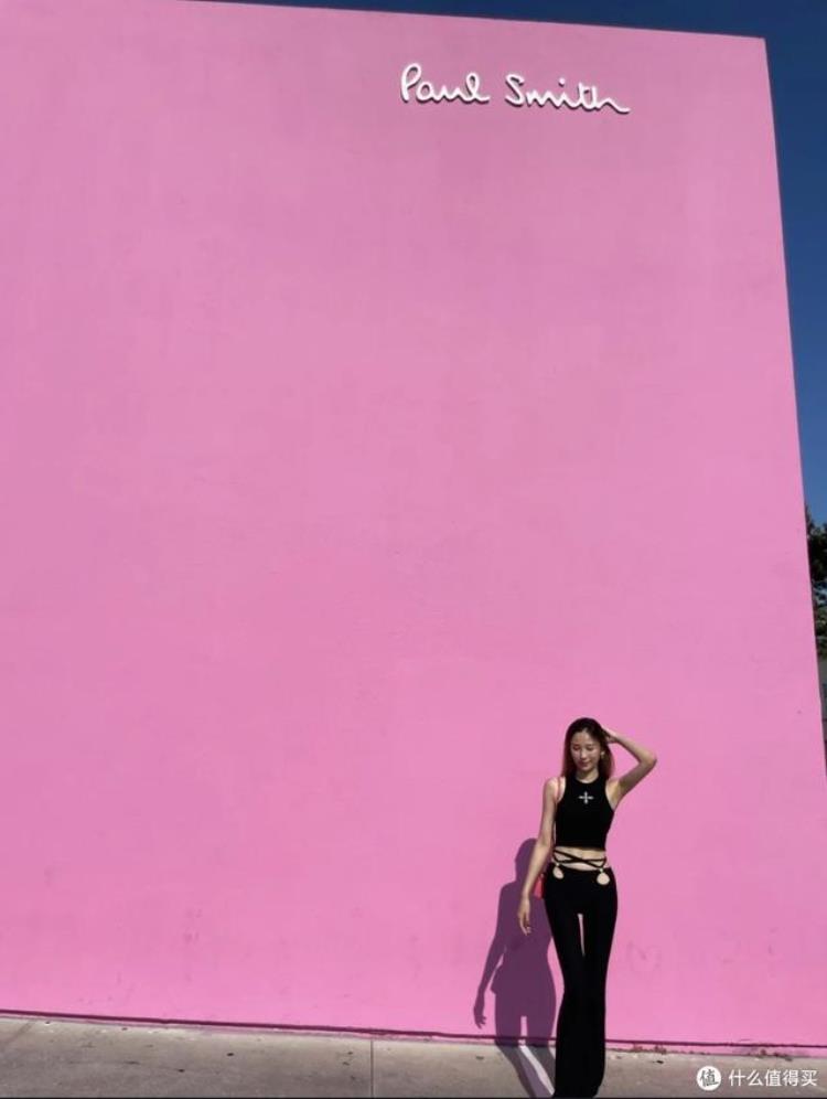 多次出现在湖人替补席位号称最美女詹蜜的金兜兜看球穿什么
