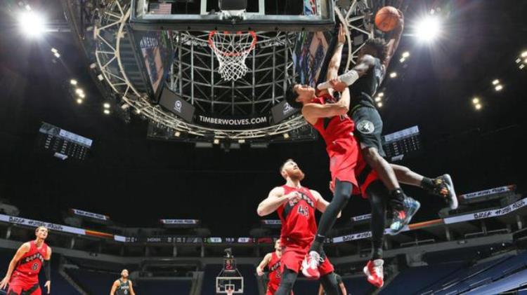 nba梦想「3年才赚21万他生活在NBA最底层却托起整个国家的篮球梦」