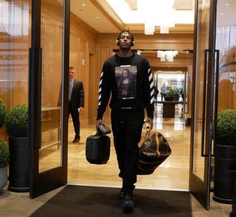 nba打客场住什么酒店「身材高大的NBA球员他们打客场比赛的时候是怎样住酒店的」