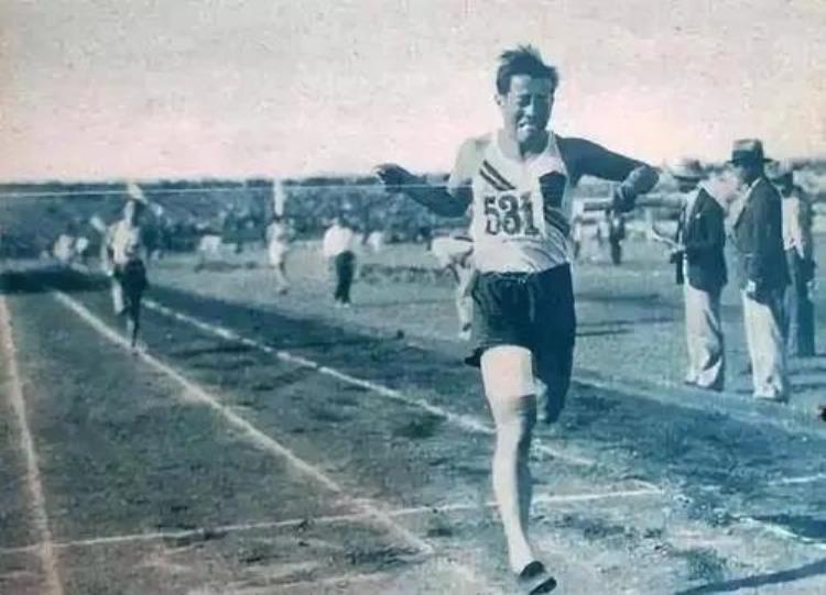 刘长春当年100米跑的最好成绩是( )「中国奥运第一人刘长春1932年参加100米和200米比赛成绩如何」