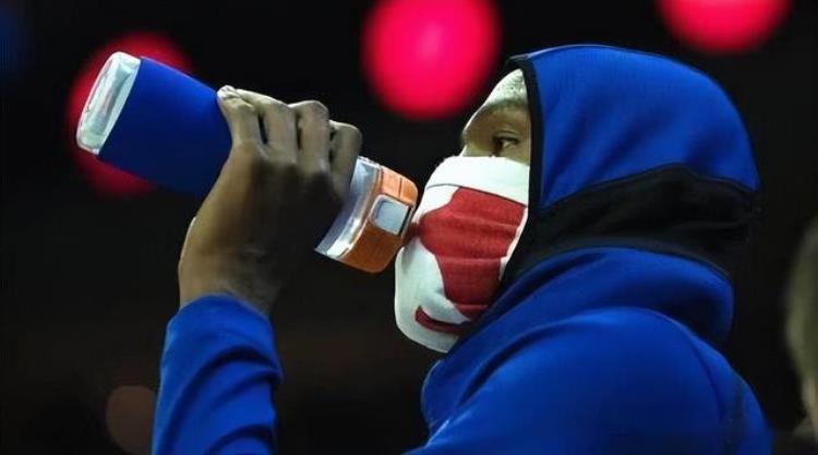 nba球员喝的水「NBA巨人如何喝水姚明把矿泉水喝成口服液杜兰特隔着毛巾喝」