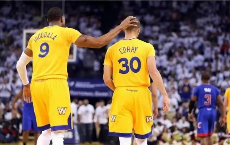 被邓肯摸秃顶的球员「NBA摸头狂人邓肯摸秃马努排第一联盟没有加内特不敢摸的头」