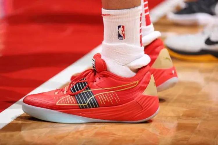 詹姆斯穿aj1「NBA球员上脚哈登穿1号球衣阿姆的AJ3很帅气」