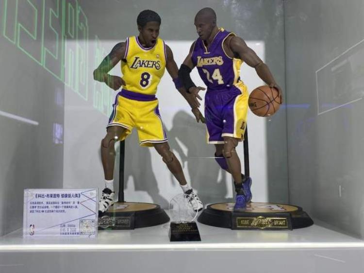 詹姆斯球鞋收藏价值「NBA展台藏品价值不菲詹姆斯一双战靴要近25万元|进博进行时」