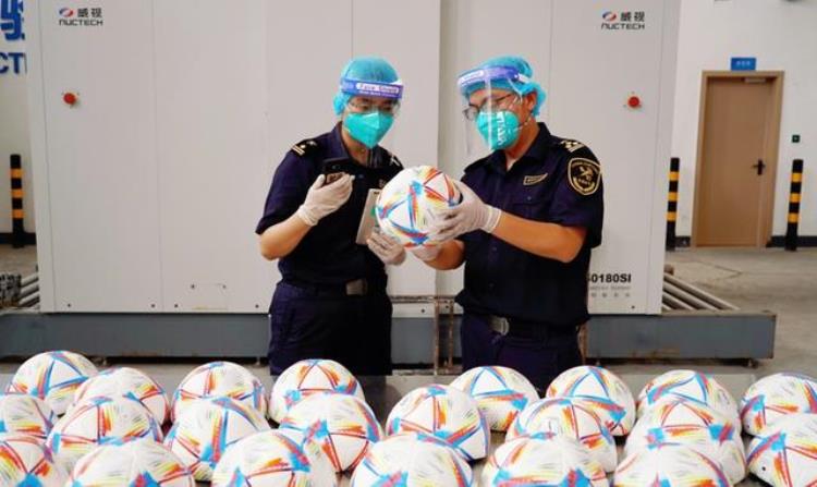 长沙海关查获26个假冒卡塔尔世界杯足球