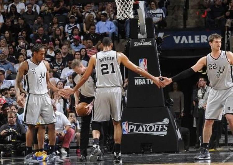 NBA小细节蕴含大智慧扶队友起来学问多击掌也包含科学道理