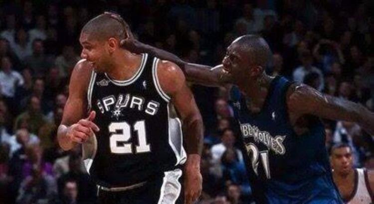 被邓肯摸秃顶的球员「NBA摸头狂人邓肯摸秃马努排第一联盟没有加内特不敢摸的头」