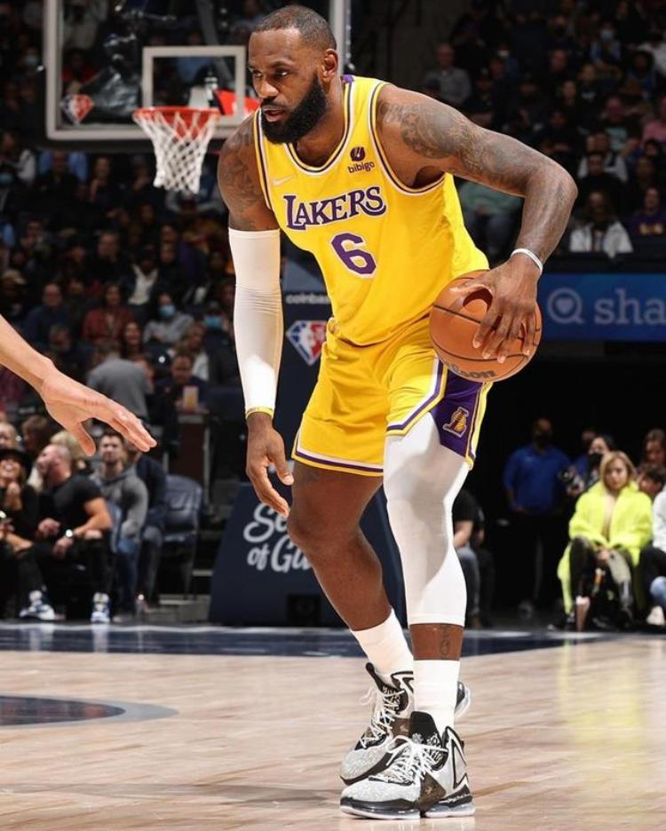 aj4阿姆1.5亿「市价20W的阿姆AJ4惊现NBA赛场网友不愧是他」