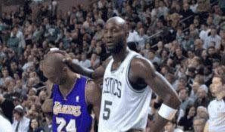 被邓肯摸秃顶的球员「NBA摸头狂人邓肯摸秃马努排第一联盟没有加内特不敢摸的头」