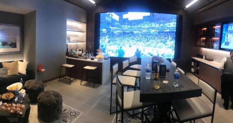 nba场边座位价格「NBA场边的位置哪些名人在坐场边的票价要10万吗」