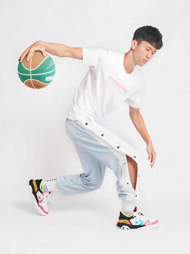 夏天穿篮球短裤「夏天也能穿灰白色的篮球扣裤让你成为球场的靓仔」