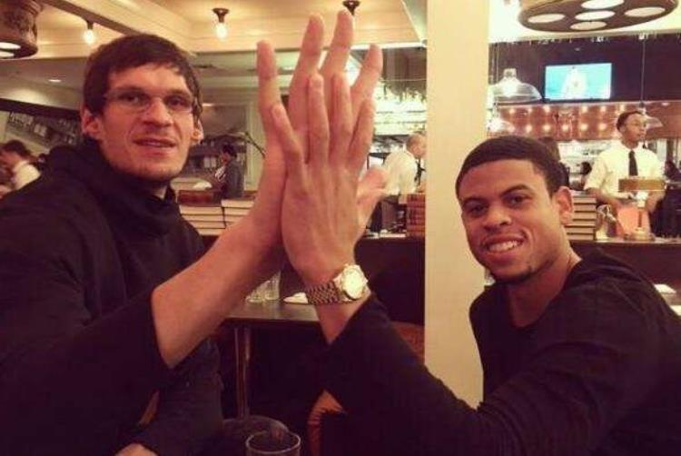 NBA球星手掌有多大奥尼尔吃鸡腿像剔牙姚明玩手机像看表