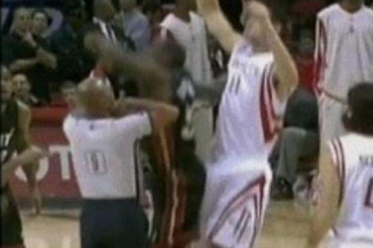 把邓肯罚出场的裁判「为何NBA球员不敢殴打裁判当初邓肯笑了一下直接被驱逐出场」