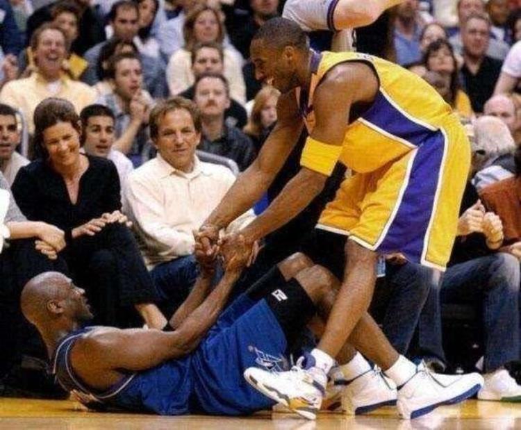 NBA小细节蕴含大智慧扶队友起来学问多击掌也包含科学道理