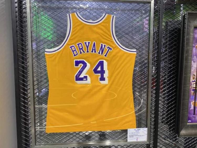 詹姆斯球鞋收藏价值「NBA展台藏品价值不菲詹姆斯一双战靴要近25万元|进博进行时」